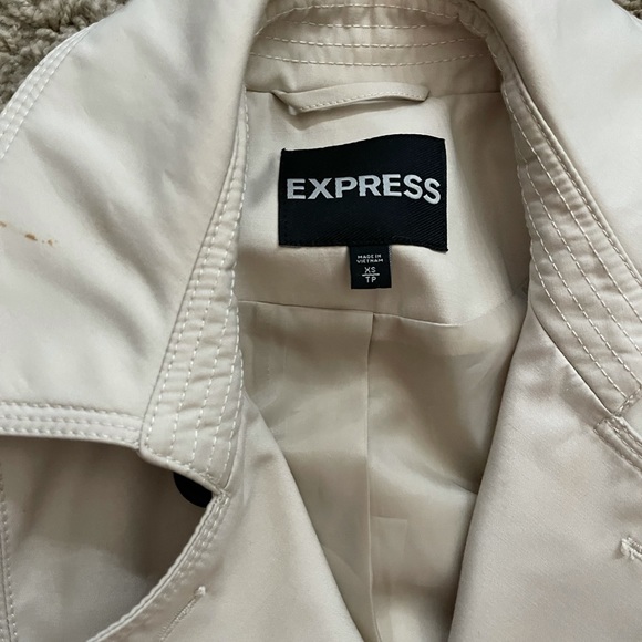 It’s Windbreaker, waterproof, simple style - Picture 4 of 4